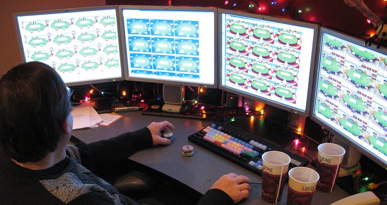 how many monitors do you use when playing online poker
